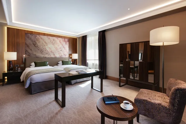غرفة ديلوكس بسريرين منفصلين بإطلالة على الفناء، Grand Hotel Kempinski Riga 1/1