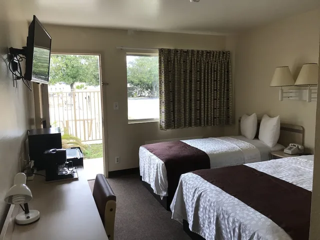 غرفة بسرير مزدوج وسرير فردي للمدخنين، Americas Best Value Inn Lake City 5/8