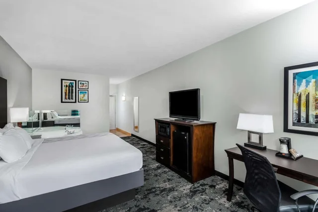 غرفة ديلوكس تنفيذية بسرير كينج، La Quinta Inn & Suites by Wyndham Columbus - Edinburgh 2/4