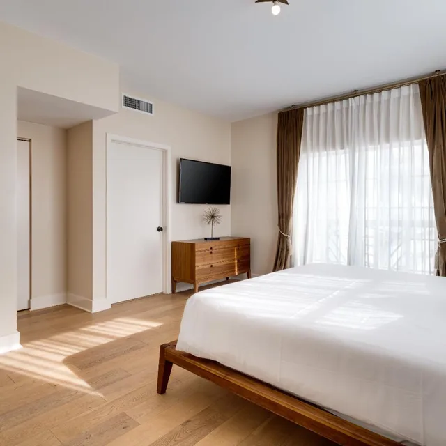 جناح غراند بسرير كينج بشرفة بغرفة نوم واحدة، The Savoy Hotel & Beach Club 3/7