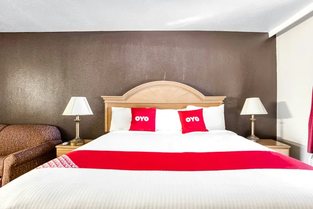 Premium King Bed Smoking, OYO Hotel Bald Knob near Searcy AR 3/5