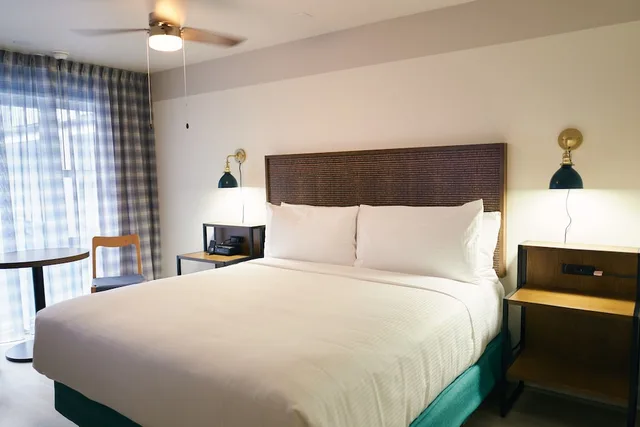 Superior, King Bed, Pool Access, Accessible، SoMa House 1/2