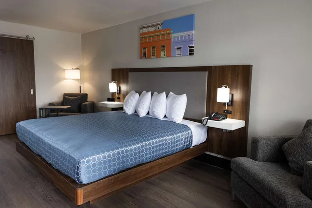 غرفة بسرير كينج بحوض استحمام لذوي الإعاقة، Bhagat Hotels Stone Mountain Atlanta BW Signature Collection 4/5