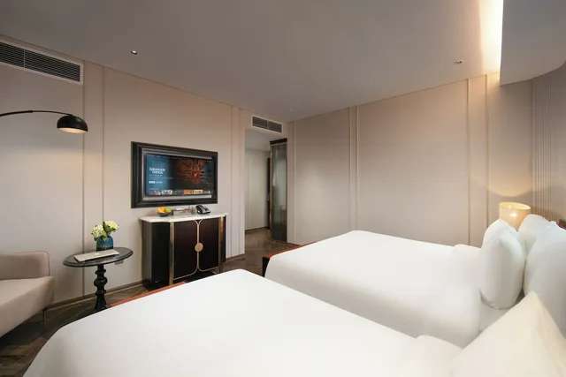 غرفة تنفيذية ثلاثية بسرير كينج وسرير فردي بإطلالة على البحيرة، Le Premier Hotel & Rooftop Bar 1/4