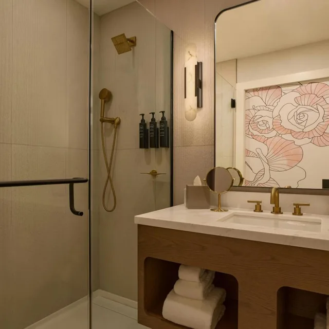 جناح بسرير كينج بغرفة نوم واحدة مع أريكة، Canal House of Georgetown, a Tribute Portfolio Hotel 3/3