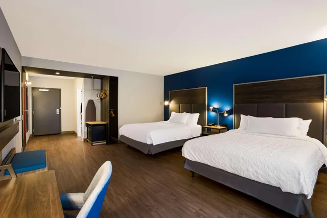 غرفة بسرير كوين لذوي الإعاقة، Tru by Hilton Traverse City 1/4