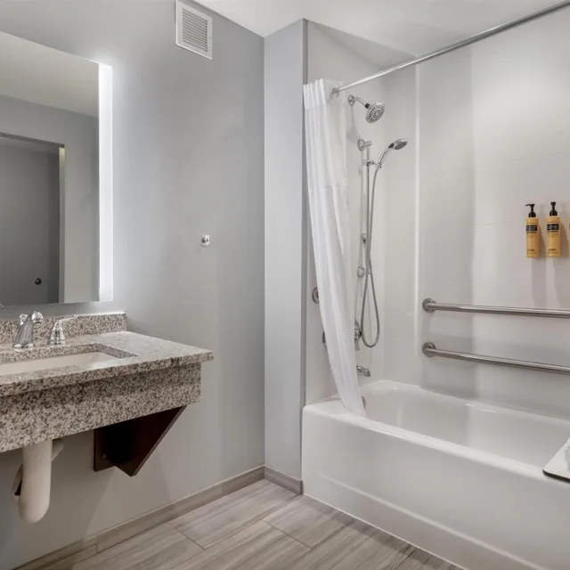 غرفة بسرير كوين يُسمح فيها بالحيوانات الأليفة بحوض استحمام لذوي الإعاقة، Best Western Plus Franklin Square Inn Troy/Albany 4/4