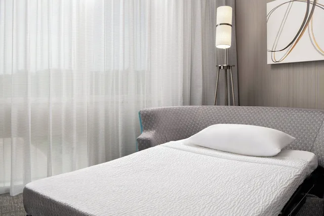 غرفة بسرير كينج مع أريكة، Courtyard Raleigh North/Triangle Town Center 1/3