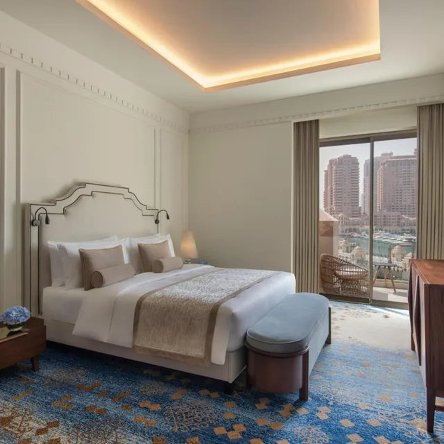 جناح بسريرين منفصلين وسرير كينج بإطلالة على البحر بغرفتي نوم، The St. Regis Marsa Arabia Island, The Pearl Qatar 5/10