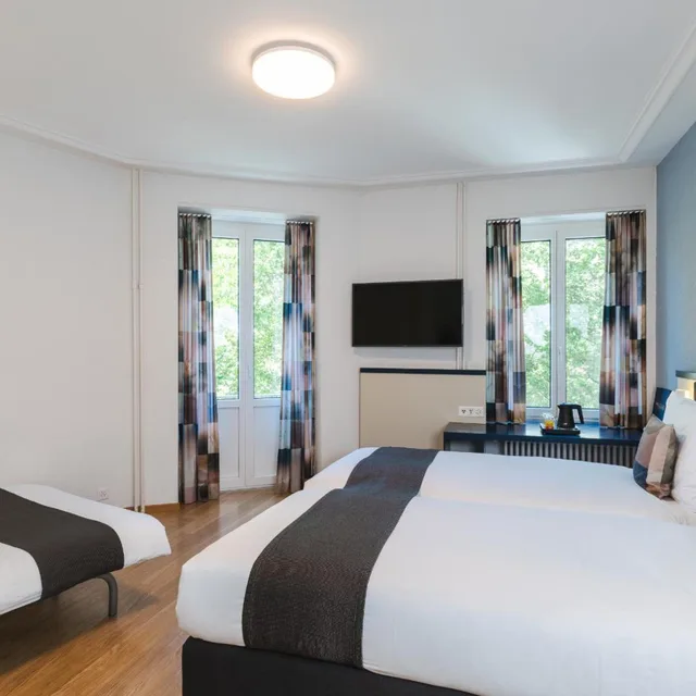 غرفة قياسية رباعية مع أريكة، Bristol Hotel Zurich 9/10