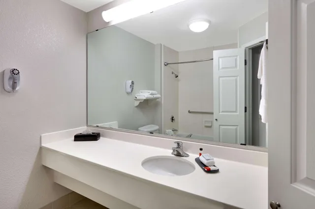 جناح بسرير كينج، La Quinta Inn Suites Dallas North Central 2/2