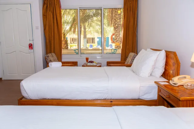غرفة بسرير فردي بإطلالة على المسبح، Fujairah Hotel and Resort 1/4