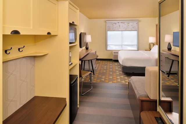 غرفة قياسية بسرير كينج وسريرين منفصلين، Holiday Inn Kansas City Airport 4/9