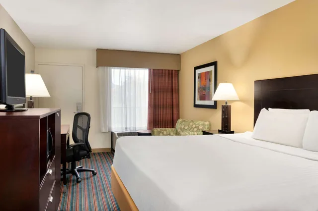 غرفة قياسية بسرير كينج، Baymont by Wyndham Nashville 2/6
