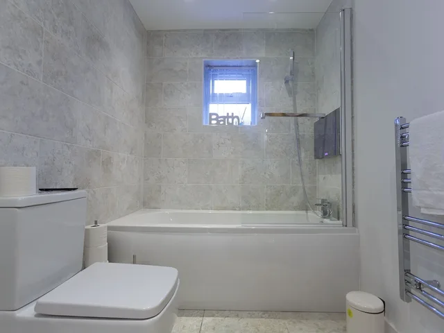 Superior, Apartment, King Bed, Private Bathroom, Live In Leeds Greenhill Bungalows 4/5