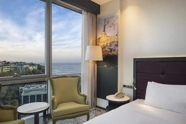 غرفة ديلوكس بسرير كينج بإطلالة جزئية على البحر بحوض استحمام، Doubletree By Hilton Hotel Istanbul - Moda 1/2
