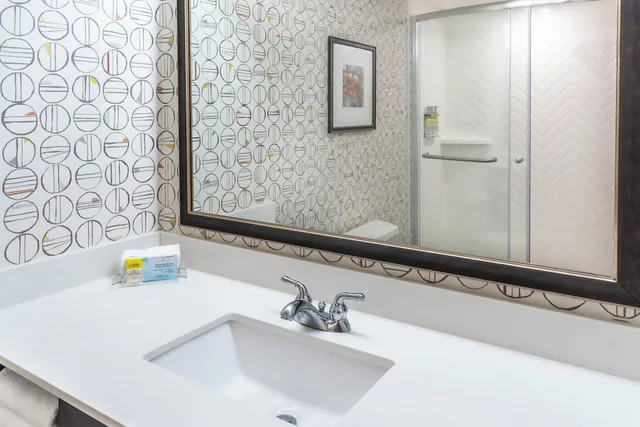 غرفة قياسية بسرير كينج، Holiday Inn Hotel And Suites Milwaukee Airport 2/5