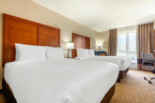 Room, King Bed, 2 Queen Beds, Comfort Inn & Suites Napanee, ON 4/9