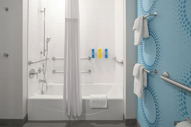 غرفة بسريرين كوين لذوي الإعاقة، Tru by Hilton Spring Hill 2/2