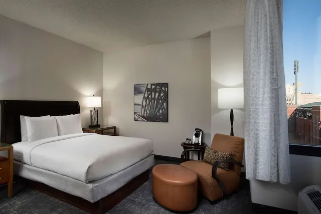غرفة قياسية بسرير كينج، Doubletree By Hilton Hotel Memphis Downtown 2/3