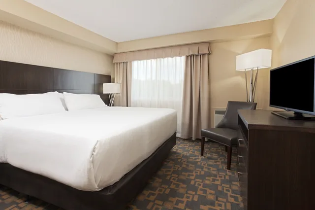 جناح بسرير كينج مع أريكة، Holiday Inn Express Suites Fredericton 1/2