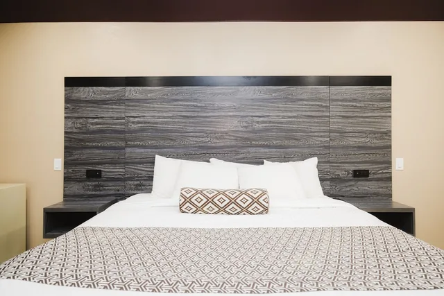 غرفة قياسية بسرير كينج بمطبخ صغير، Sapphire Inn Suites 4/10