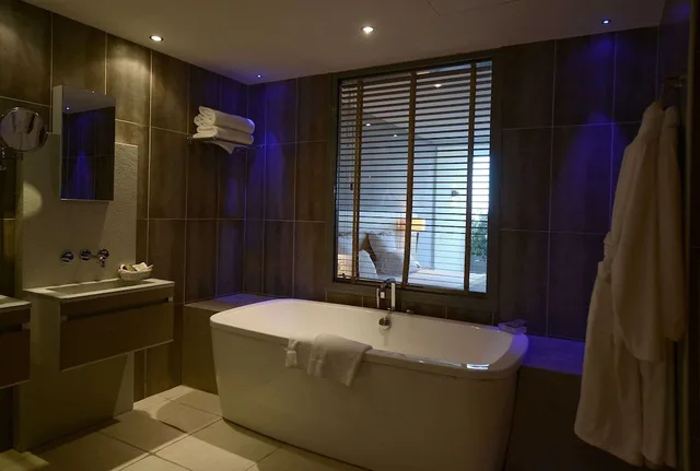 جناح بسرير كينج بإطلالة على البحر مع أريكة، Hotel Dolce Vita 6/9