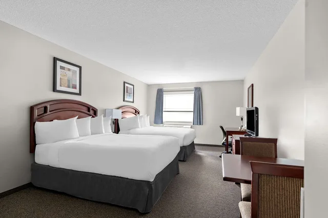Room, 2 Queen Beds, Surestay Plus Hotel By Best Western Hardisty 1/4