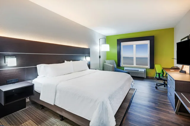 Leisure, King Bed, Bay View، Holiday Inn Express Suites Port Lavaca 1/1