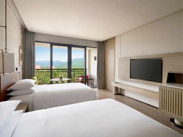غرفة ديلوكس بسريرين مزدوجين بإطلالة على الحديقة، Marriott Yalong Bay 3/10