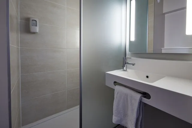 غرفة رباعية بسرير مزدوج وسريرين منفصلين، B&B Hotel Aix-En-Provence Venelles 4/4