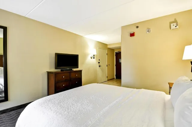 غرفة بسرير كوين، Hampton Inn Cleveland Westlake 2/4