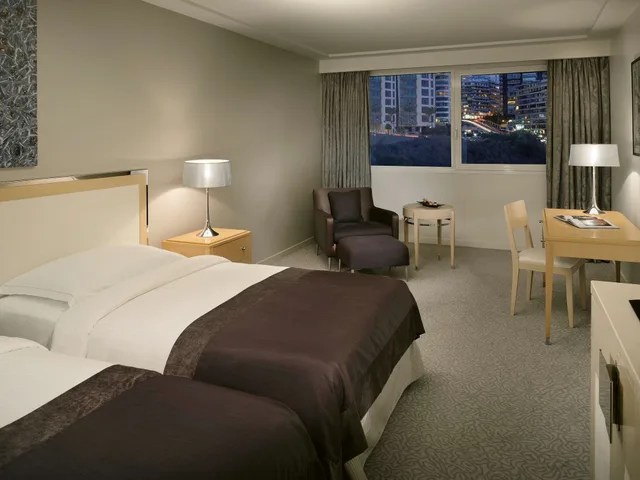 غرفة تنفيذية بسريرين منفصلين بإطلالة على المدينة، Movenpick Hotel Beirut 2/10