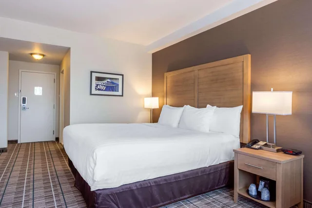 Upgrade, King Bed, Accessible، Quality Hotel Clarenville 2/3