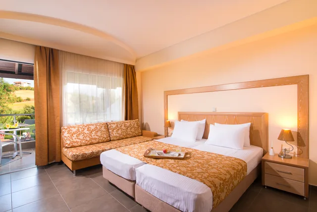 غرفة بسرير مزدوج أو سريرين منفصلين بإطلالة على المسبح، Alexandros Palace Hotel and Suites 3/6