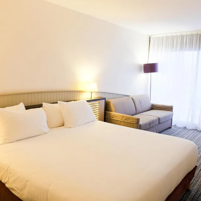 غرفة بسرير مزدوج بإطلالة على المسبح، Thalazur Antibes - Hotel & Spa 2/6