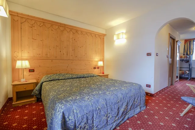 غرفة كلاسيكية ثلاثية بسرير مزدوج وسرير فردي، GH Hotel Monzoni 2/3