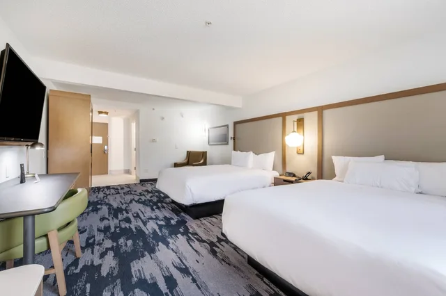 جناح بسريرين كوين مع أريكة، Fairfield Inn Suites Greensboro Coliseum Area 2/6