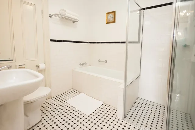 غرفة ديلوكس بسرير كوين، LEURA HOUSE 8/10