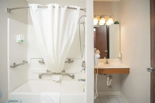 غرفة بسرير كوين بحوض استحمام لذوي الإعاقة، SureStay Plus by Best Western Montrose 5/6