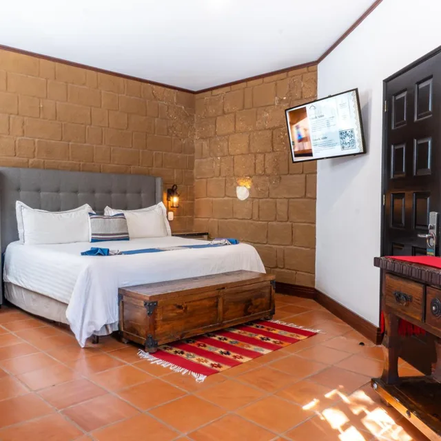 جناح جونيور، Hotel La Casa de Adobe 6/10