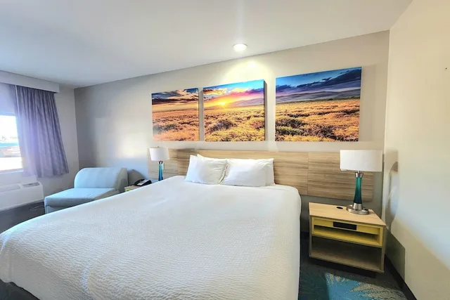 غرفة بسرير كينج، Days Inn & Suites by Wyndham Katy 2/9