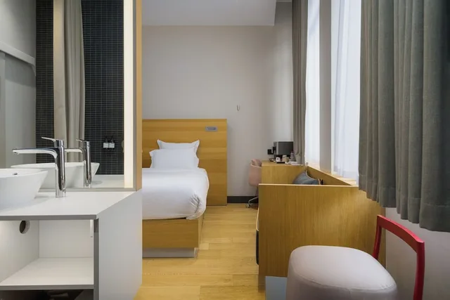 غرفة سيغنتشر بسرير كوين بحوض استحمام، MAISON NO 6/10