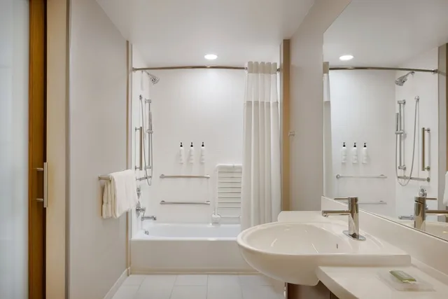 جناح بسريرين كوين بإطلالة على المسبح بشرفة مع أريكة، SpringHill Suites Orange Beach at The Wharf 6/8