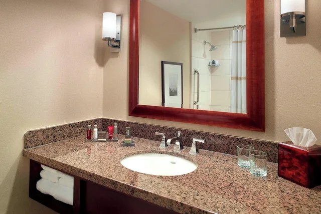 غرفة بسريرين مزدوجين لذوي الإعاقة، New Orleans Marriott Metairie At Lakeway 2/2
