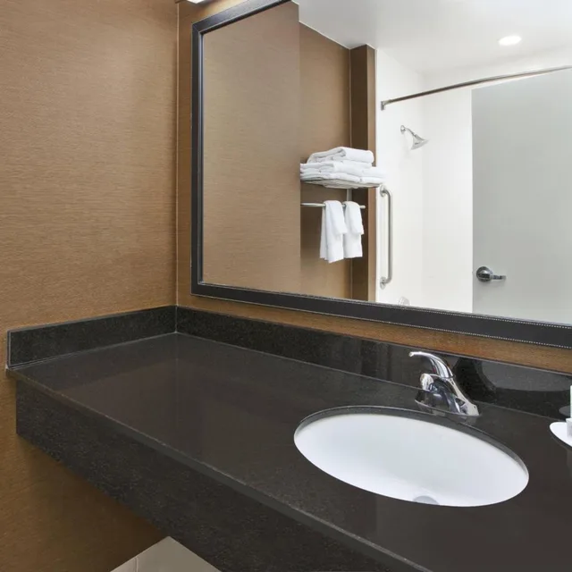 غرفة بسريرين كوين بحوض استحمام لذوي الإعاقة، Fairfield Inn Suites Milwaukee Downtown 4/4