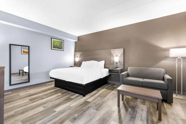 غرفة بسرير كينج، Quality Inn Lawrenceburg, TN 4/6