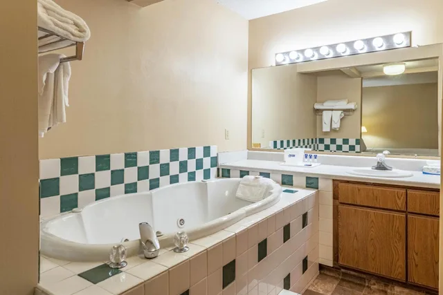 جناح ديلوكس بسرير كينج بجاكوزي للمدخنين، Americas Best Value Inn Suites St Marys 4/5