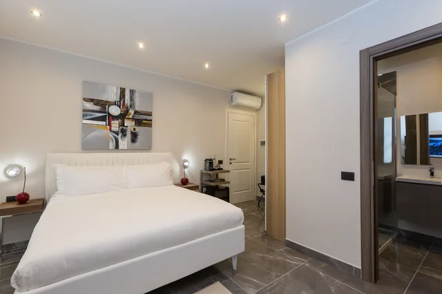 Deluxe, Queen Bed, Bathtub, Clementi Portrait 2/4
