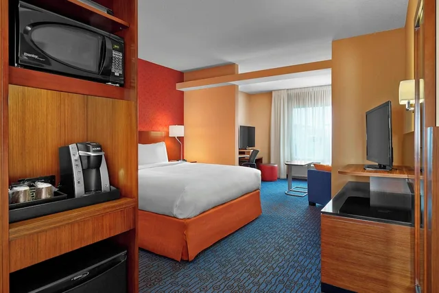جناح بسرير كينج مع أريكة بمنطقة جلوس، Fairfield Inn Suites St John S Newfoundland 3/4